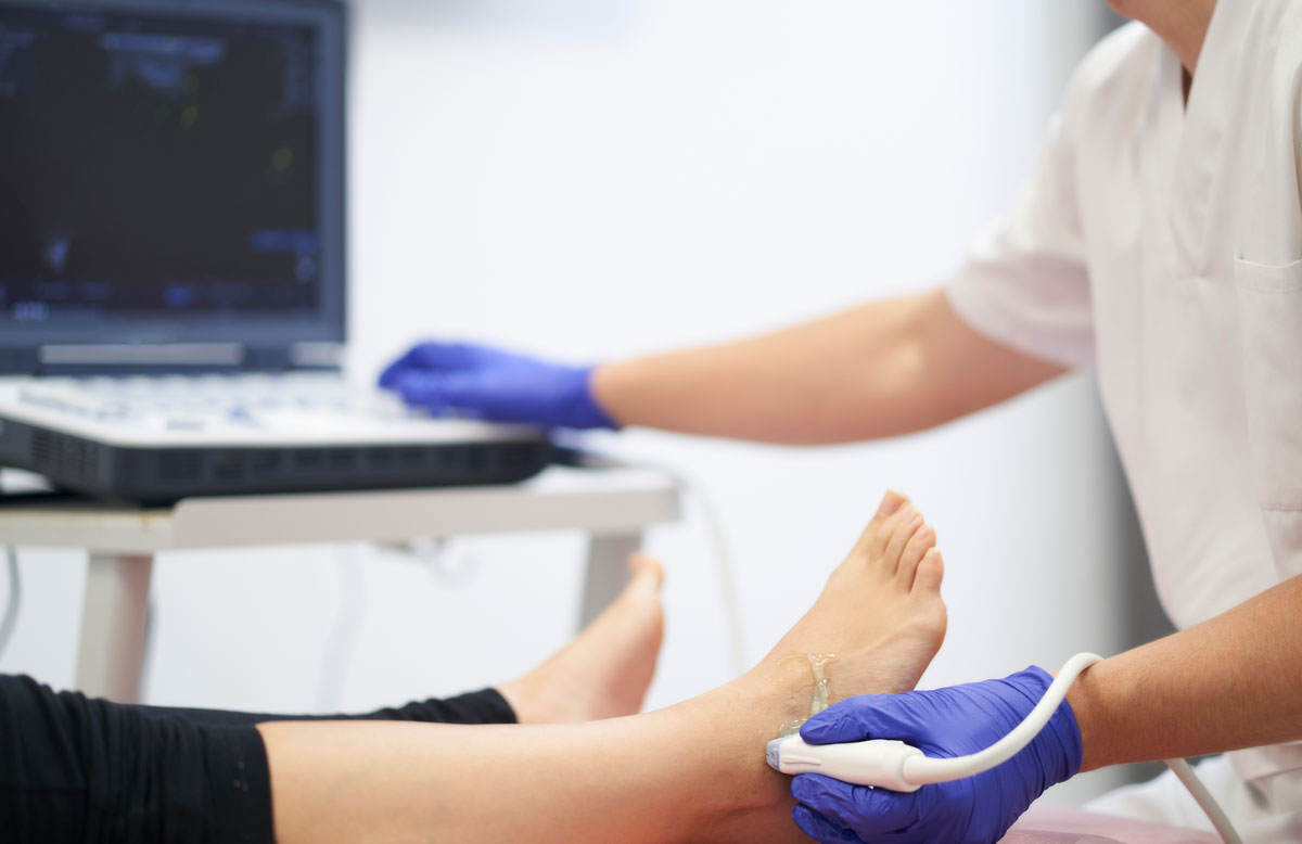 foot surgeon diagnose using ultrasound for varicose vein in berlin germany