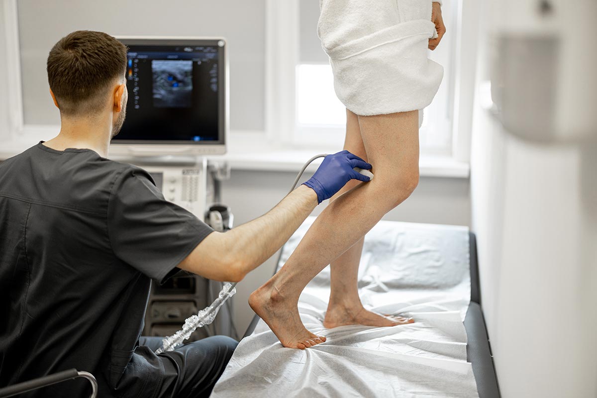 ultrasound phlebolog scans veins on a woman leg krampfadern besenreisen entfernen berlin venaziel