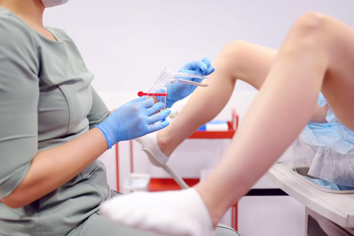 gynecologist-doctor-takes-a-smear-from-a-young-woman-patient-venaziel-haemorrhoids-proktologe doctor untersucht Patientin im Stuhl – Proktologie, Analfistel und Sinus pilonidalis-proktologe