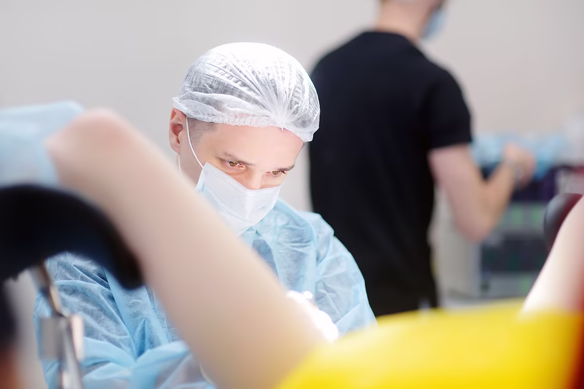 Torbiel pilonidalna – przyczyny, objawy i konieczność operacji 4 gynecologist-operation-patient-in-gynecological-chair-proktologische-Untersuchung-hämorrhoiden-analfistel-sinus-pilonidalis