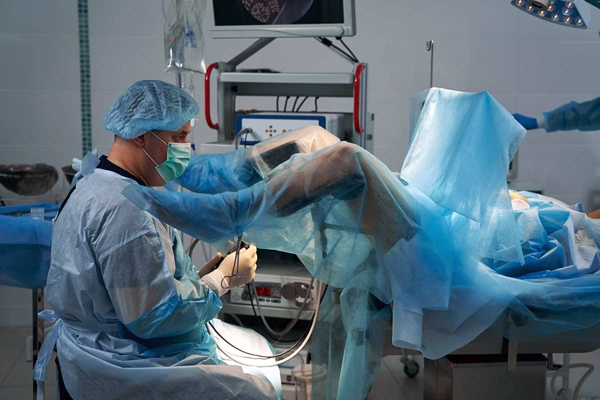 male-gynecologist-performing-hysteroscopy-procedure-proktologe-haemorrhoids Ginekolog wykonujący zabieg histeroskopii – Proktolog, leczenie hemoroidów w Berlinie