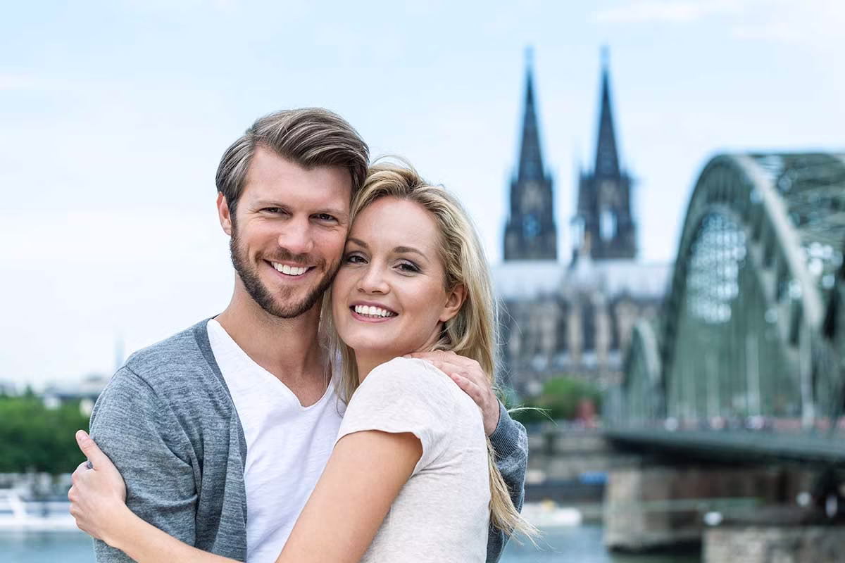 germany-berlin-portrait-of-smiling-couple-krampfadern-treated-in-venaziel-venenzentrum-sexuelle-gesundheit-800 Porträt eines lächelnden Paares aus Berlin, Krampfadern erfolgreich behandelt im VenaZiel Venenzentrum – Verbesserung der sexuellen Gesundheit