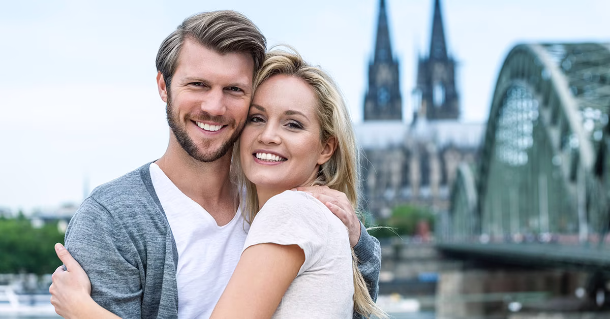 germany-berlin-portrait-of-smiling-couple-krampfadern-treated-in-venaziel-venenzentrum-sexuelle-gesundheit Porträt eines lächelnden Paares aus Berlin, Krampfadern erfolgreich behandelt im VenaZiel Venenzentrum – Verbesserung der sexuellen Gesundheit