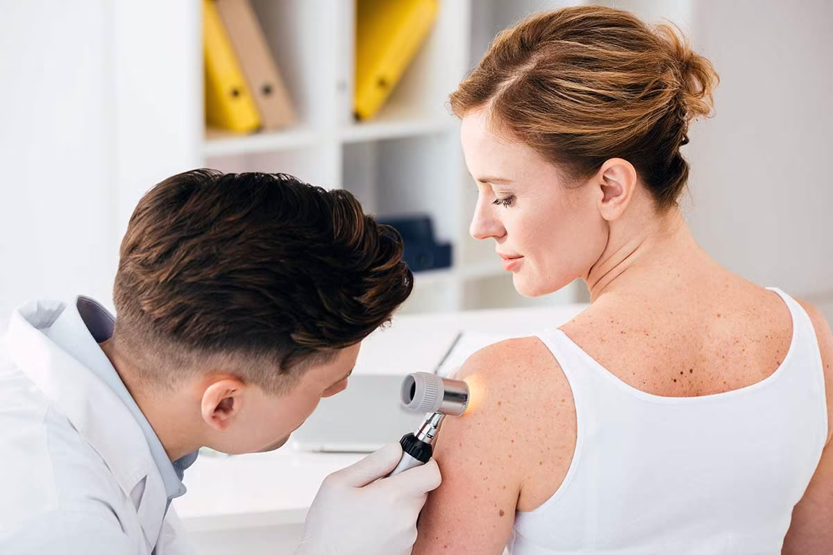 dermatolog-w-lateksowych-rekawiczkach-trzymajacy-dermatoskop-berlin-rak-skory Dermatolog w lateksowych rękawiczkach z dermatoskopem w Berlinie, badanie w kierunku raka skóry, dermatologia, screening skóry, badanie profilaktyczne, profilaktyka nowotworów skóry