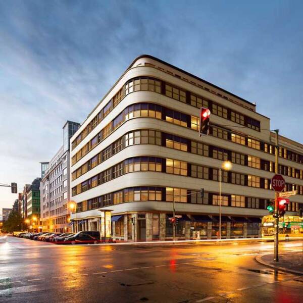 Das Eckgebäude Charlottenstraße 13 am Abend