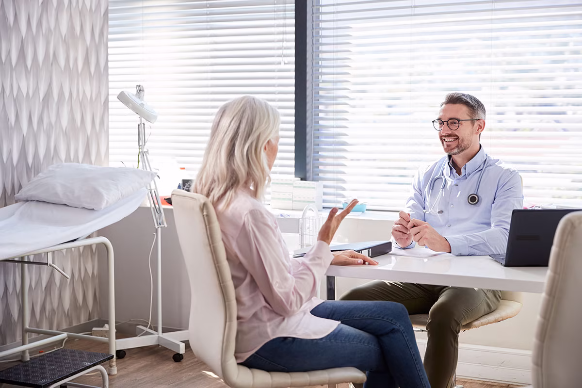 hausarzt-allgeminmedizin-in-berlin-alexanderplatz-mitte-termin-mit-patientin „Hausarzt-Termin mit Patientin in der Allgemeinmedizin, Berlin-Mitte, Alexanderplatz“