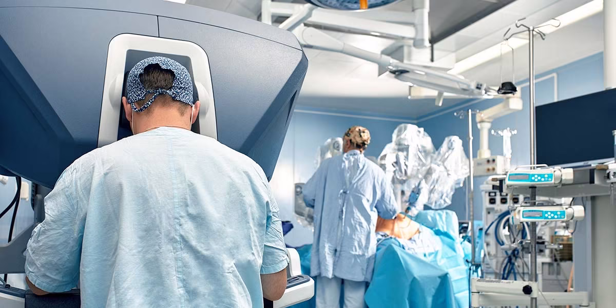 Hiatushernie (Zwerchfellbruch) – Ursachen, Symptome und Behandlung in Berlin 6 Roboter-assistierte minimalinvasive Operation: Ein Chirurg steuert über die Konsole (siehe Bild) die Instrumente des da Vinci-OP-Roboters. Dieses Verfahren ermöglicht besonders präzises Operieren bei einer Hiatushernie.