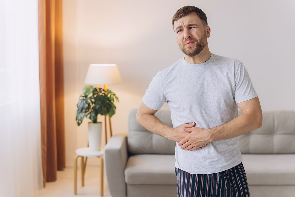 operacja-przepukliny-sciany-brzucha Operacja przepukliny ściany brzucha: przedstawienie widocznej przepukliny pępkowej z obrzękiem ściany brzucha przed małoinwazyjnym zabiegiem