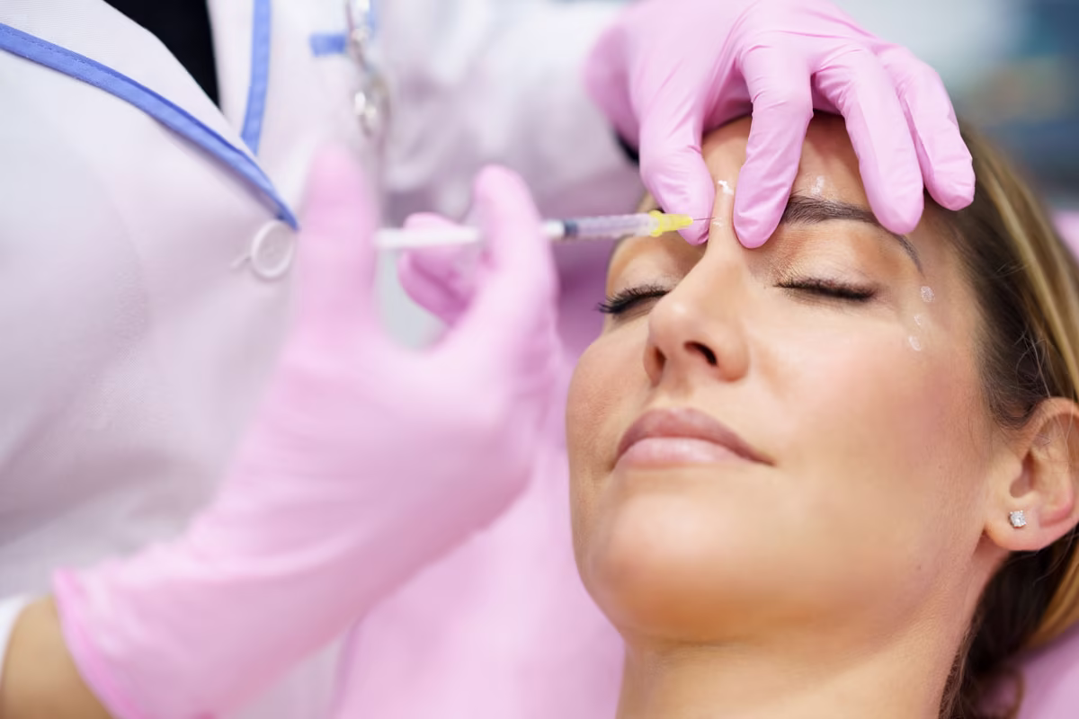 lekarz-medycyny-estetycznej-wstrzykujacy-toksyne-botulinowa aesthetic doctor injecting botulinum
