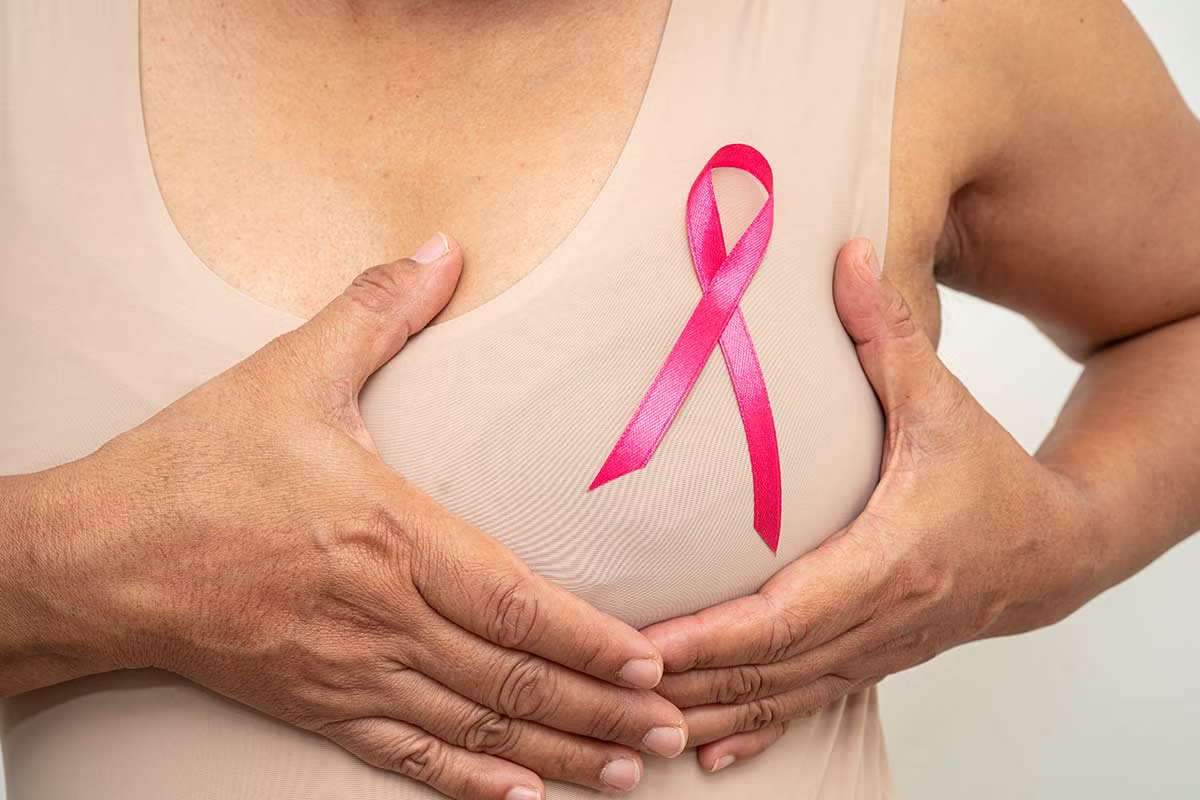 rak-piersi-rozowa-wstazka-u-pani-zmarszczki-rekonstrukcja-op breast cancer pink ribbon at lady falten reconstruction op