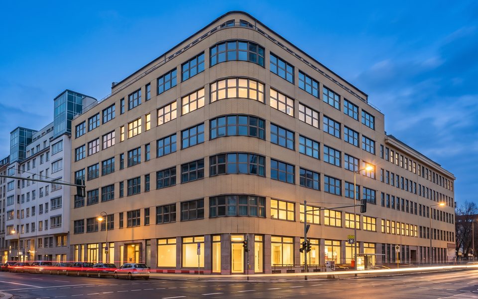 Das Eckgebäude Charlottenstraße 13 am Abend